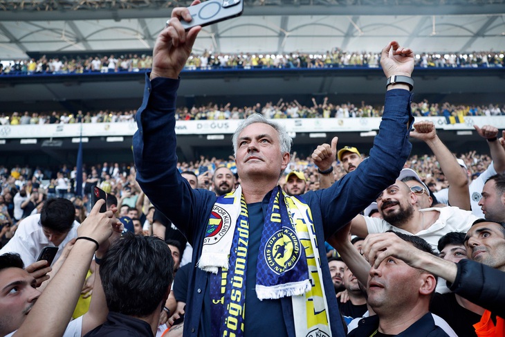 HLV Jose Mourinho được CĐV Fenerbahce vây quanh tại buổi lễ ra mắt - Ảnh: FENERBAHCE