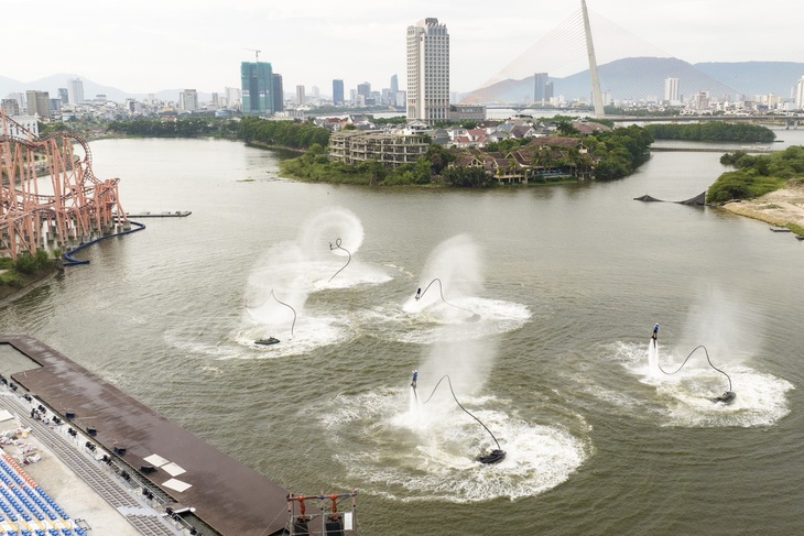 Biểu diễn thể thao mạo hiểm jetski & flyboards tại Da Nang Downtown (công viên Châu Á) - Ảnh: D.D