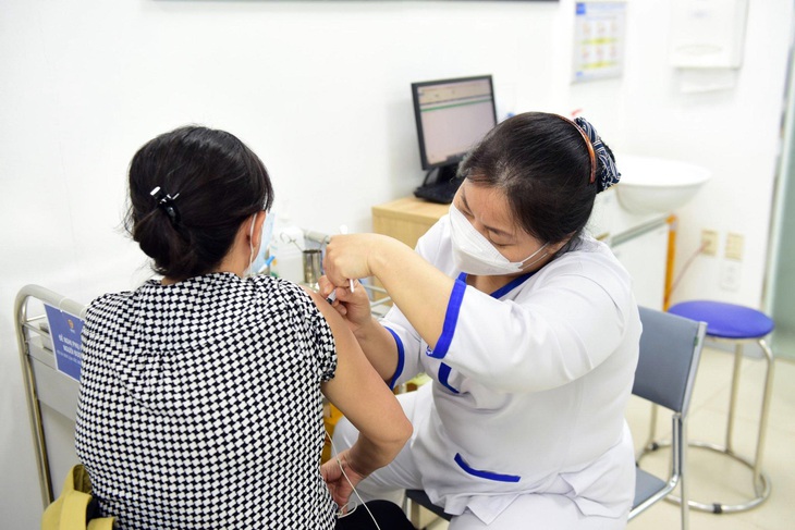 Giáo sư Oxford: Vắc xin giúp giảm thiểu kháng kháng sinh- Ảnh 1. Người dân tiêm ngừa ở TP.HCM - Ảnh: DUYÊN PHAN
