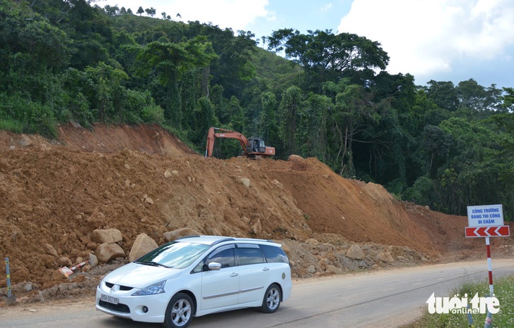 Trong gói XD02 có khoảng 10km là đoạn qua đèo Đại Ninh thuộc địa phận tỉnh Bình Thuận. Đối với đoạn đèo Đại Ninh, ông Sang cho biết hiện nhà thầu đang khoan cọc, làm cầu cạn để mở rộng những khúc cong cua tay áo. Do thời điểm này đang mùa mưa nên ảnh hưởng lớn đến công tác thi công - Ảnh: ĐỨC TRONG