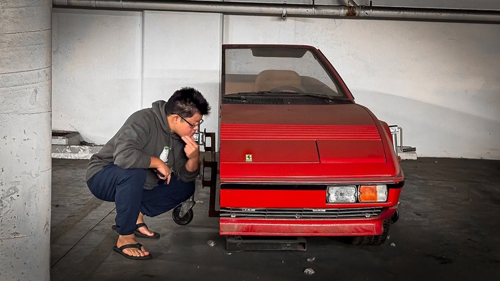 Chiếc Ferrari bị cưa đôi bí ẩn, biến thành chốn chơi game, nằm chỏng chơ một góc gara- Ảnh 1. Một nửa chiếc Ferrari Mondial vừa được tìm thấy trong một garage tại Los Angeles, Mỹ - Ảnh: Effspot/YouTube