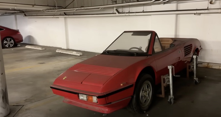 Chiếc Ferrari bị cưa đôi bí ẩn, biến thành chốn chơi game, nằm chỏng chơ một góc gara- Ảnh 2. Nhiều người có thể không nhận ra đây là mẫu xe nào, khi nửa thân xe đã hoàn toàn biến mất - Ảnh: Effspot/YouTube