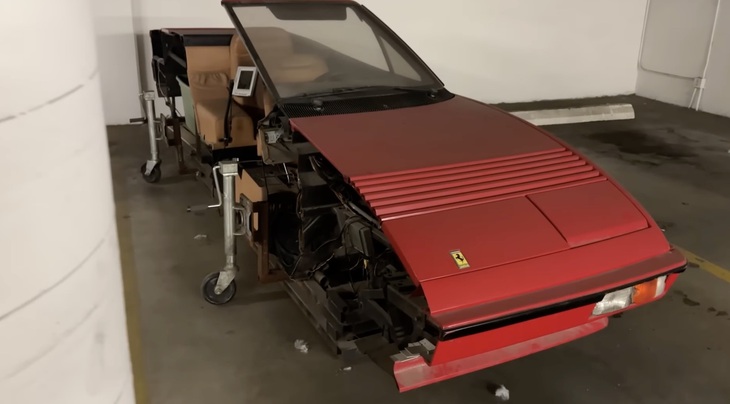 Chiếc Ferrari bị cưa đôi bí ẩn, biến thành chốn chơi game, nằm chỏng chơ một góc gara- Ảnh 6. Cùng là cưa đôi, nhưng nếu Mondial bị ghẻ lạnh... - Ảnh: Effspot/YouTube