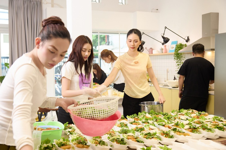 Hoa hậu Bùi Quỳnh Hoa vào bếp làm bún chả giò chay để trao tặng cho các cụ già tại mái ấm - Ảnh: NVCC