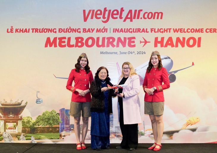 Phó Chủ tịch HĐQT Vietjet Nguyễn Thanh Hà (thứ 2 từ trái sang) gửi lời cảm ơn của Vietjet tới Bà Natalie Hutchins - Nghị sỹ Bang Victoria, Bộ trưởng Bộ Việc làm và Công Nghiệp, Bộ trưởng Bộ Phụ nữ, Bộ trưởng Bộ Hiệp ước và Các Dân tộc Đầu tiên của Bang Victoria (thứ 3 từ trái sang) - Ảnh: TÀI NGUYỄN