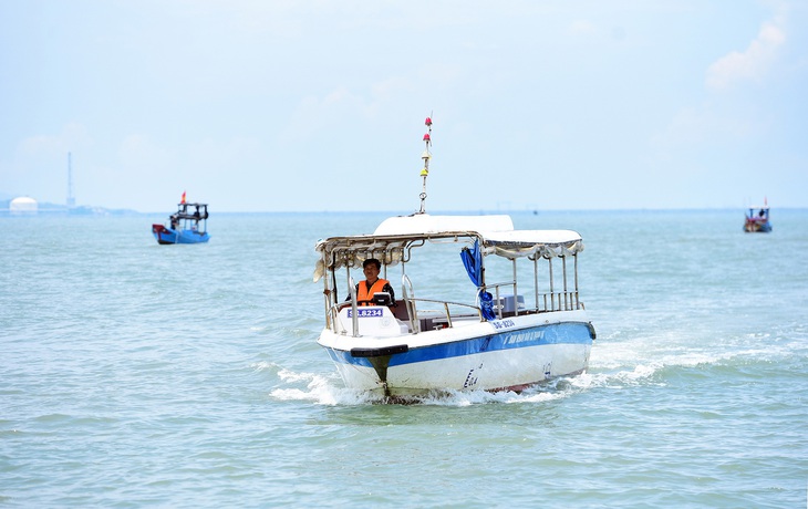 Ca nô nhỏ do UBND xã Thạnh An trang bị hiện là phương tiện cấp cứu chuyển bệnh nhân từ xã đảo vào đất liền - Ảnh: D.PHAN