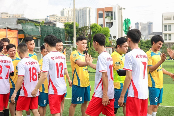 Tài xế Gojek tràn đầy tinh thần đoàn kết, động viên, cổ vũ nhau trước trận khai mạc