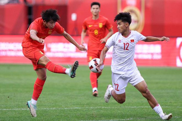 U19 Việt Nam (áo trắng) thất bại trước U19 Trung Quốc - Ảnh: YISHOU SPORT