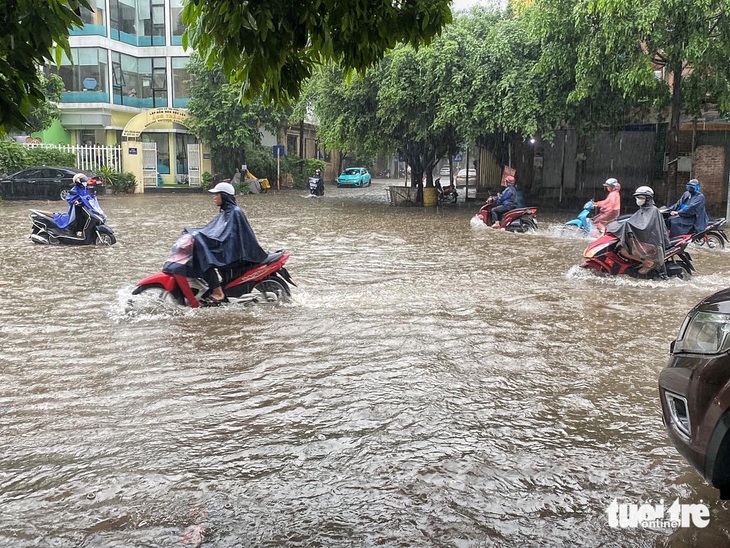 Mưa lớn khiến nhiểu tuyến đường, tuyến phố tại Hà Nội ngập sâu - Ảnh: NGUYỄN HÀ