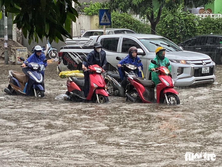 Xe cộ chết máy hàng loạt vì đi qua chỗ ngập sâu - Ảnh: NGUYỄN HÀ