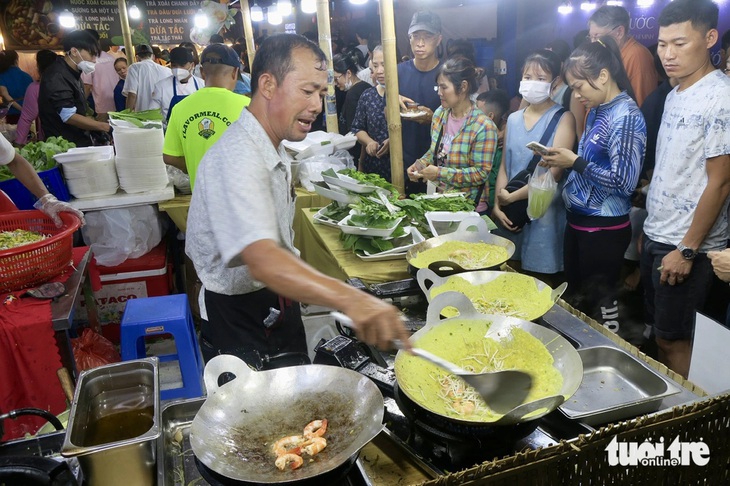 Bánh xèo thu hút du khách tại Không gian ẩm thực sông nước trên đường Lê Lợi, quận 1. Sự kiện nằm trong khuôn khổ Lễ hội sông nước TP.HCM năm 2024 - Ảnh: T.T.D