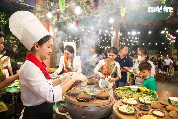 Món ngon từ các vùng miền được mang đến "Lễ hội Văn hóa Ẩm thực, Món ngon Saigontourist Group", tổ chức tại Khu du lịch Văn Thánh, TP.HCM - Ảnh: PHƯƠNG QUYÊN