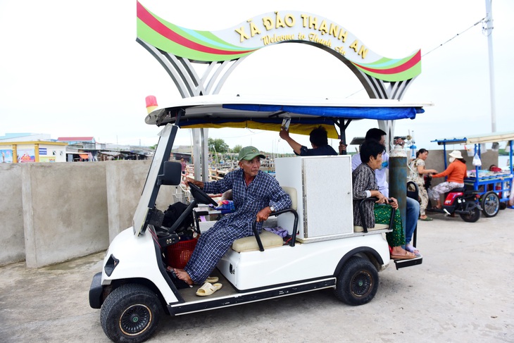 Ông Út Lan xung phong tình nguyện lái xe miễn phí cho xã đảo - Ảnh: DUYÊN PHAN