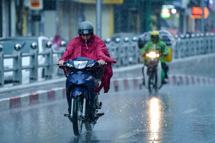 Dự báo chiều nay Hà Nội tiếp tục có mưa dông - Ảnh: NAM TRẦN 