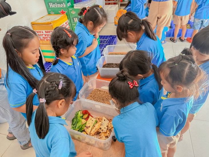 Các bạn nhỏ được nghe thuyết trình về quy trình nuôi ấu trùng ruồi lính đen (BSF) - một nguyên liệu quan trọng trong việc ủ phân hữu cơ.