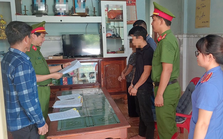 Đang ngủ, bé gái 14 tuổi bị người đàn ông cùng tổ dân phố hiếp dâm