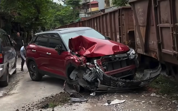 Đỗ cạnh đường ray, Hyundai Creta bị tàu hỏa đâm có được bảo hiểm bồi thường không?