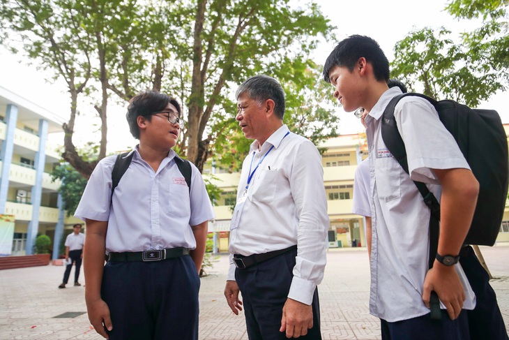 Ông Nguyễn Văn Hiếu - Giám đốc Sở Giáo dục TP.HCM, động viên thí sinh ở điểm thi THPT Nguyễn Khuyến (quận 10) - Ảnh: PHƯƠNG QUYÊN