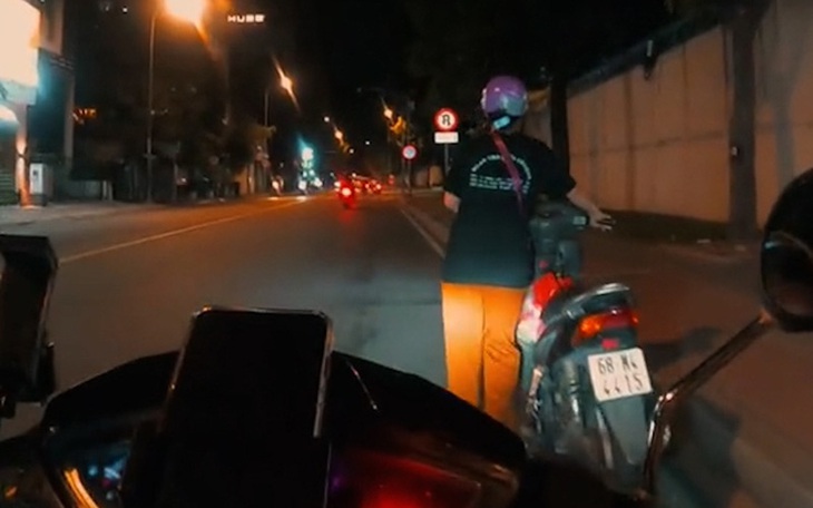 Mô tô tốt bụng đẩy xe máy 'chết' giữa đường, nào ngờ lòng tốt gây họa - Ảnh 2.