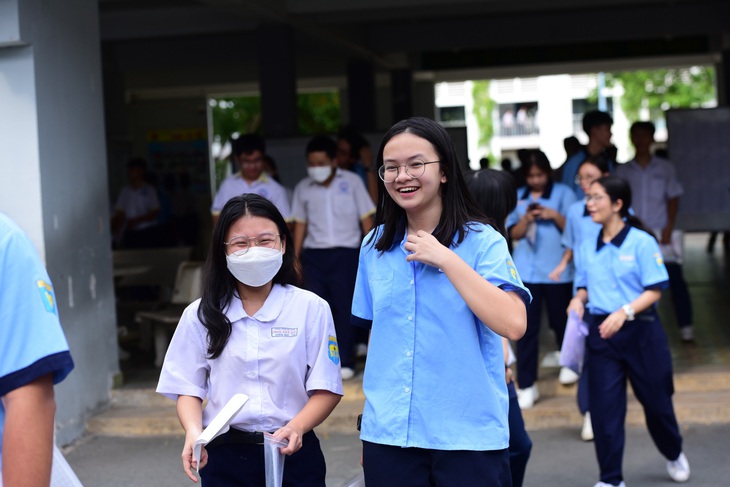 Thí sinh tại điểm thi THCS Ngô Tất Tố vui vẻ ra về sau giờ thi môn tiếng Anh - Ảnh: DUYÊN PHAN