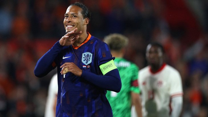 Virgil van Dijk ghi bàn ấn định chiến thắng cho Hà Lan trước Canada - Ảnh: Getty