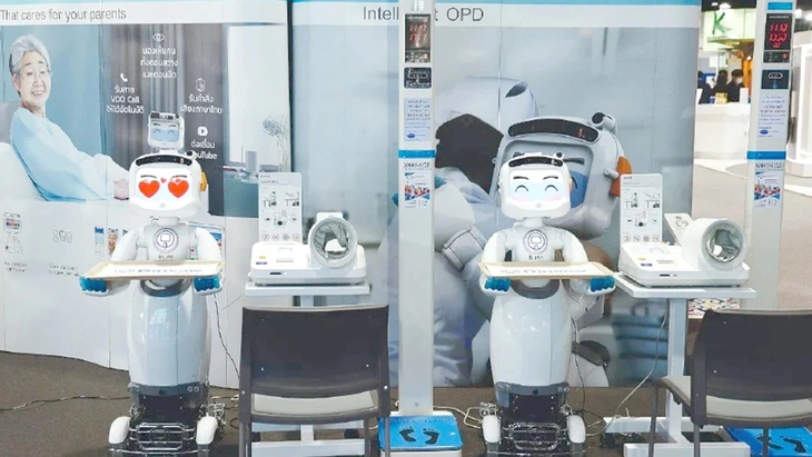 Robot chăm sóc người già được trưng bày tại một hội nghị ở thủ đô Bangkok, Thái Lan - Ảnh: AFP