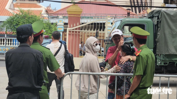 Sau khi tòa tuyên án tử hình, ông Đoàn Xuân Tuấn (áo đỏ) và vợ là cha mẹ của bị cáo Đoàn Thiên Long khóc thét tại tòa 