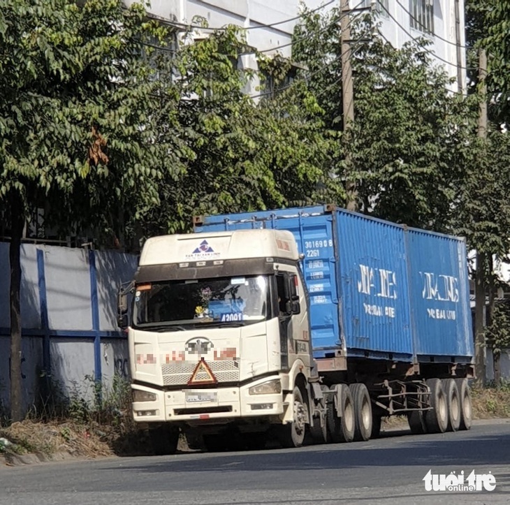 Thời gian qua, việc phạt nguội xe quá tải đã phát huy tác dụng giúp giảm số vụ xe tải chở quá tải trọng ảnh hưởng kết cấu đường, an toàn giao thông - Ảnh: THU DUNG 