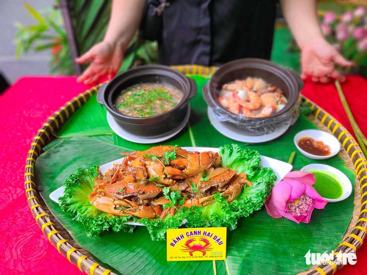 Ông Võ Văn Phúc (quê Cà Mau) có 30 năm kinh doanh quán ăn tại TP.HCM mang tới hội thi hai món "đinh" của tiệm gồm bánh canh cua và miến xào cua - Ảnh: NHẬT XUÂN