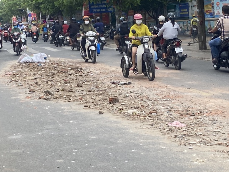 Đống xà bần kéo dài hàng chục mét trên đường Hương Lộc 2 gây khó khăn cho xe cộ qua lại sáng 7-6 - Ảnh: HỒNG ĐIỆP