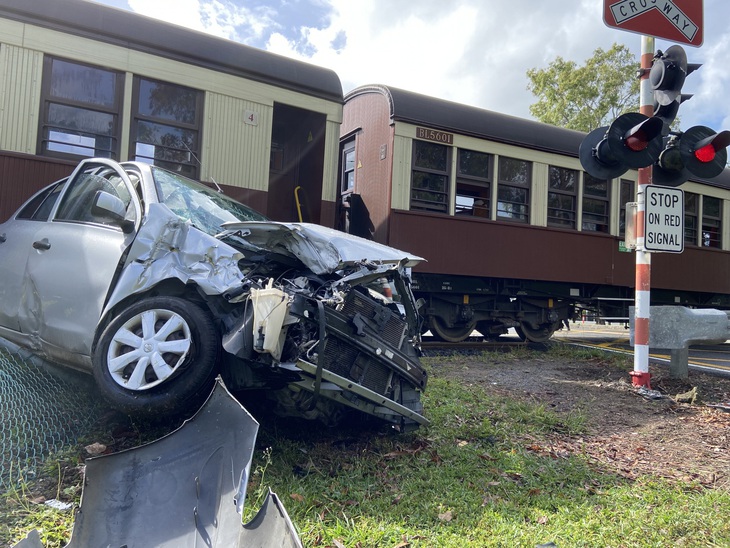 Dừng xe quá gần tàu hỏa rất dễ bị va chạm - Ảnh: Queensland Police News