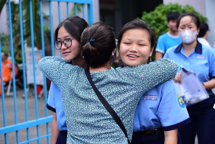 Phụ huynh đón con sau giờ thi toán - Ảnh: DUYÊN PHAN