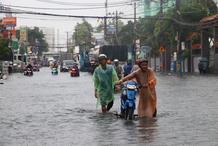 Hôm nay 8-6, thời tiết mưa to vẫn duy trì ở Nam Bộ, đề phòng ngập nước - Ảnh: CHÂU TUẤN