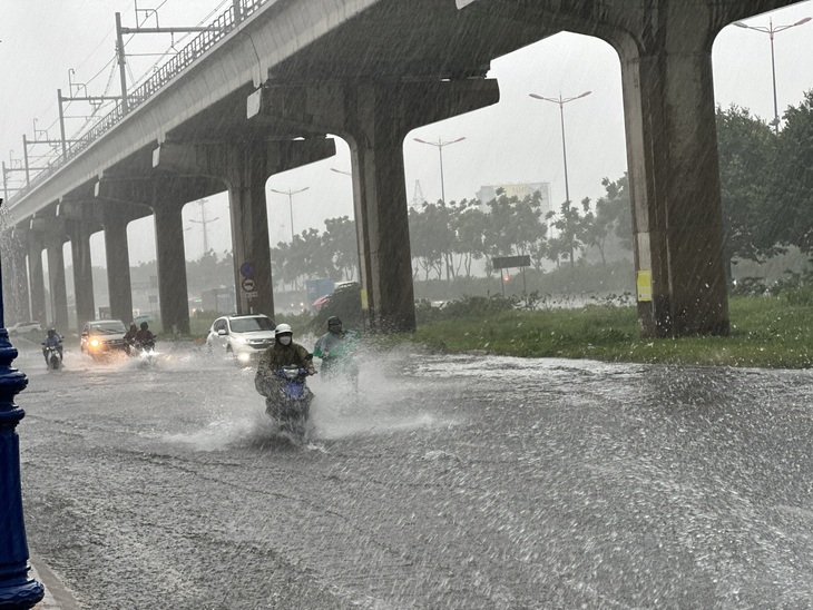 Mưa lớn làm đường Đỗ Xuân Hợp ‘dậy sóng’, nước tràn vào ủy ban phường- Ảnh 8.