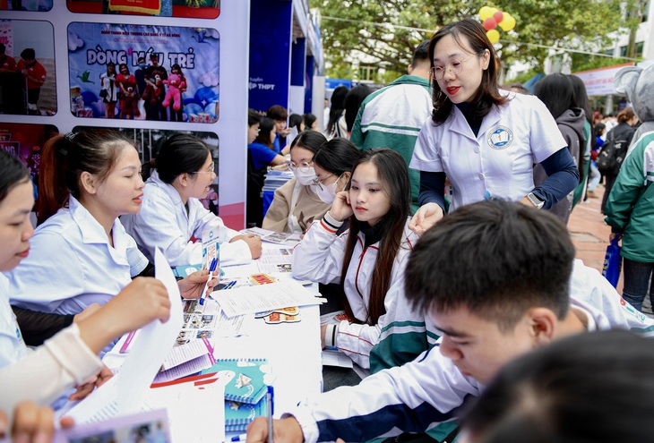 Nhiều thí sinh quan tâm đến xét tuyển y khoa năm 2024 tại Ngày hội tư vấn tuyển sinh - hướng nghiệp năm 2024 do báo Tuổi Trẻ phối hợp các đơn vị tổ chức - Ảnh: NAM TRẦN