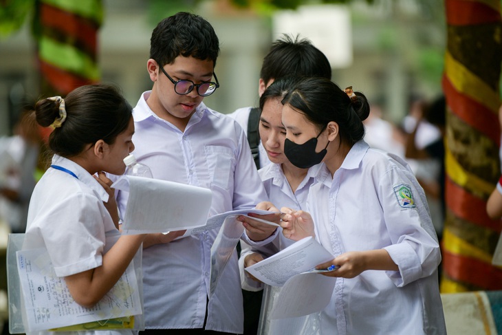 Thí sinh trao đổi sau khi hoàn thành bài thi môn tiếng Anh thi lớp 10 tại Hà Nội - Ảnh: NAM TRẦN