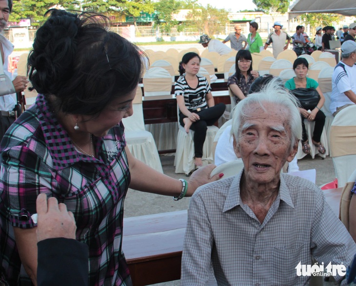 Nghệ sĩ Lệ Thủy (bìa trái) vui vẻ hỏi thăm "chú Bảy Viễn Châu" trước đêm diễn NSND Viễn Châu - Tri ân quê hương năm 2012 tại Trà Vinh - Ảnh: LINH ĐOAN