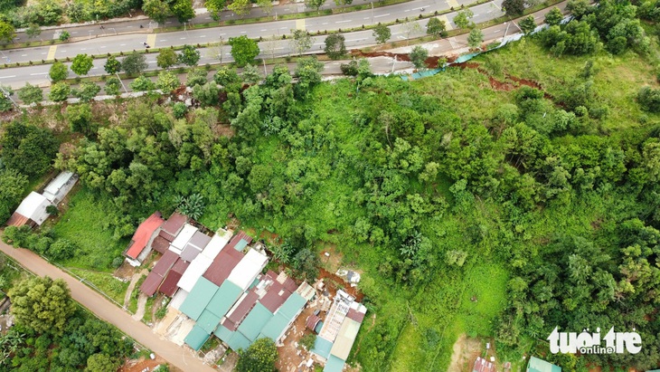 Vết nứt kéo dài trên quốc lộ 14 khiến 17 hộ dân phía ta luy âm nơm nớp lo sợ - Ảnh: TRUNG TÂN