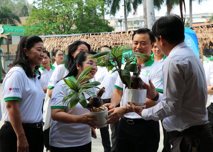 Lãnh đạo TP trò chuyện cùng các hộ kinh doanh tại khu gian hàng trưng bày sản phẩm trong khuôn khổ Ngày hội Sống xanh - Ảnh: CẨM NƯƠNG 