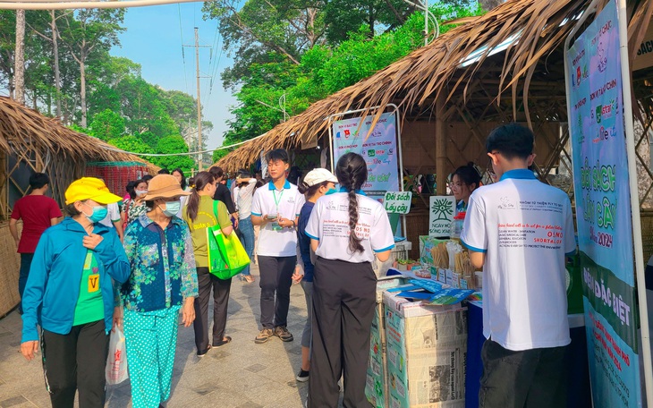 Người dân hào hứng đem quần áo cũ, pin, chai nhựa... đổi quà tại Ngày hội Sống xanh