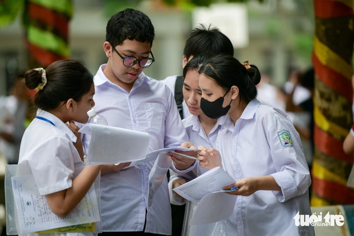 Thí sinh trao đổi sau giờ thi môn tiếng Anh - Ảnh: NAM TRẦN