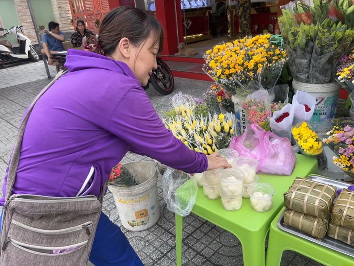 Chị Ngọc Nga (Thủ Đức) cho biết cơm rượu giờ chỉ bán theo thời điểm chứ không còn đắt khách như xưa - Ảnh: AN VI