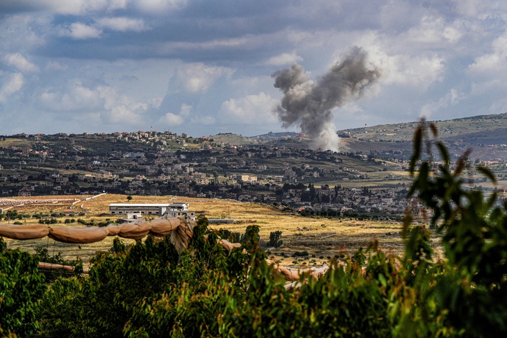 Khói bốc lên ở Lebanon sau cuộc không kích của Israel ngày 8-6 - Ảnh: REUTERS