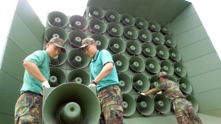 Binh sĩ Hàn Quốc bên dàn loa phóng thanh hướng vào lãnh thổ Triều Tiên hồi năm 2018 - Ảnh: AFP