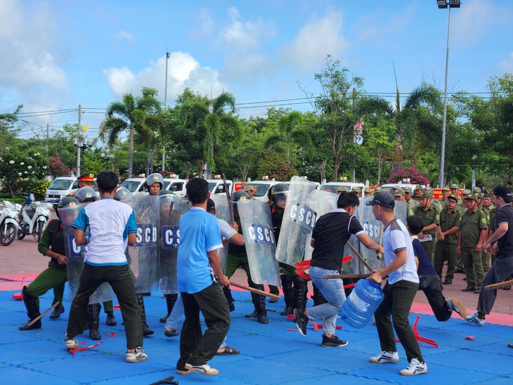 Tình huống giả định có nhóm bảo kê gây rối trật tự công cộng đã bị lực lượng bảo vệ an ninh, trật tự cơ sở trấn áp kịp thời - Ảnh: BỬU ĐẤU