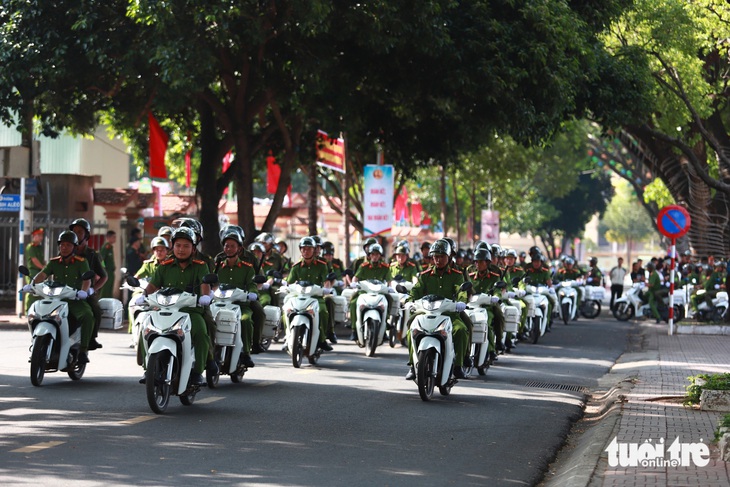 Công an xã, lực lượng tham gia bảo vệ an ninh, trật tự cơ sở diễu hành trong lễ ra mắt - Ảnh: TÂM AN