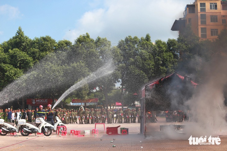 Sau đó lực lượng tham gia bảo vệ an ninh, trật tự cơ sở tham gia dập lửa tình huống chồng nhậu say phóng hỏa đốt nhà - Ảnh: TÂM AN