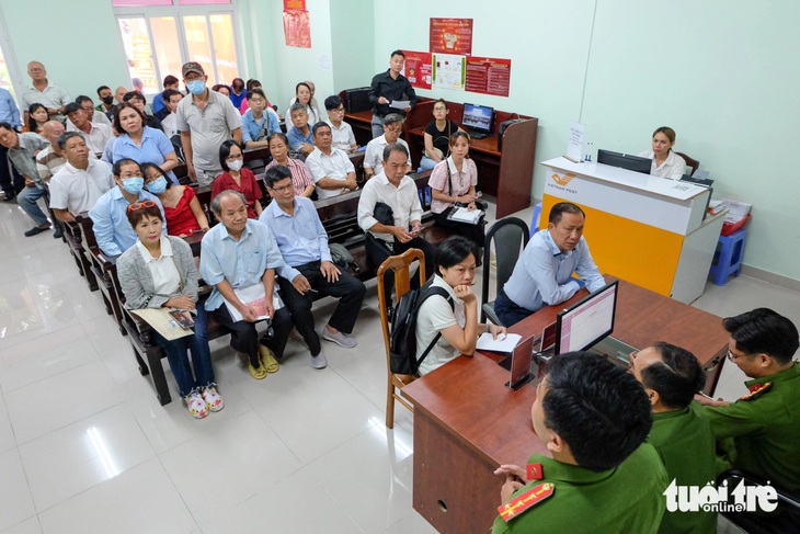 Người dân đến làm thẻ căn cước tại trụ sở Phòng Cảnh sát quản lý hành chính về trật tự xã hội (PC06) Công an TP sáng 1-7