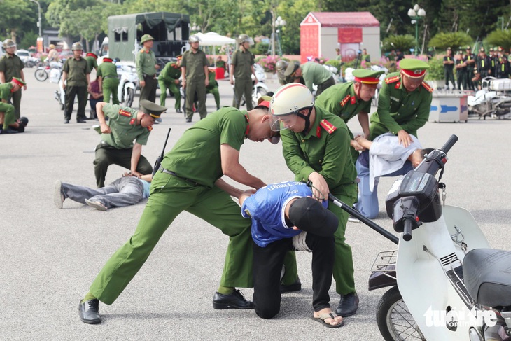 Bộ trưởng Bộ Công an Lương Tam Quang nhấn mạnh lực lượng tham gia bảo vệ an ninh, trật tự ở cơ sở phải gần dân, sát dân, vì nhân dân phục vụ. Trong ảnh, tình huống lực lượng công an giải quyết phức tạp về trật tự xã hội - Ảnh: DOÃN HÒA