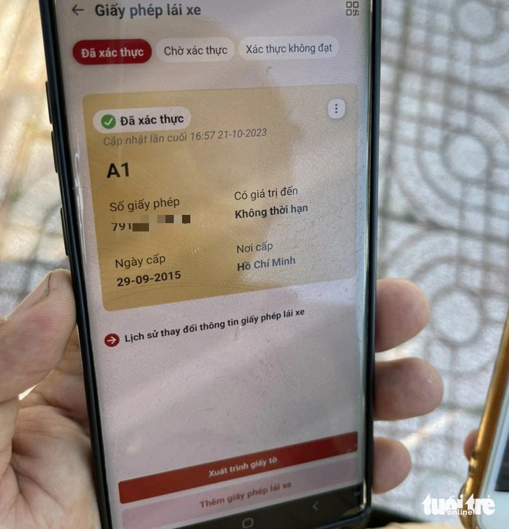 Chị M. xuất trình giấy phép lái xe trên VNeID và sau đó bị cảnh sát giao thông Thủ Đức lập biên bản giạm giữ giấy phép lái xe trên môi trường điện tử đối với trường hợp của chị M. - Ảnh: MINH HÒA